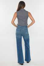 Women's wide-leg jeans in blue denim, perfect for casual outings