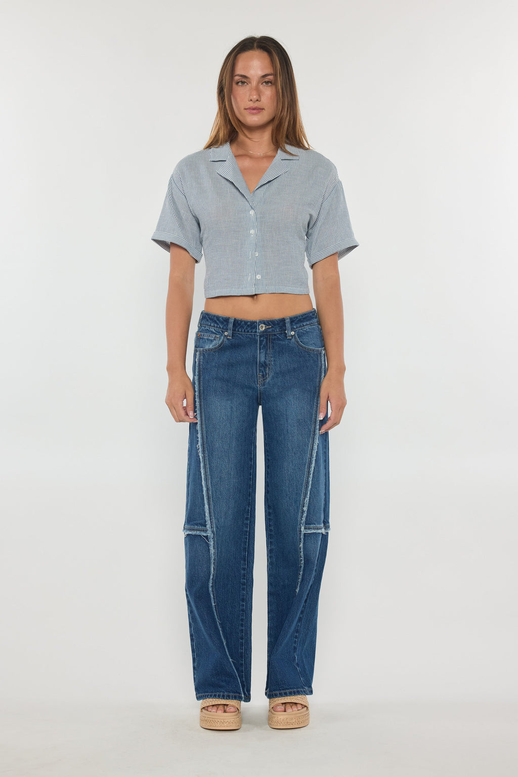 Women's wide-leg jeans in blue denim, perfect for casual outings
