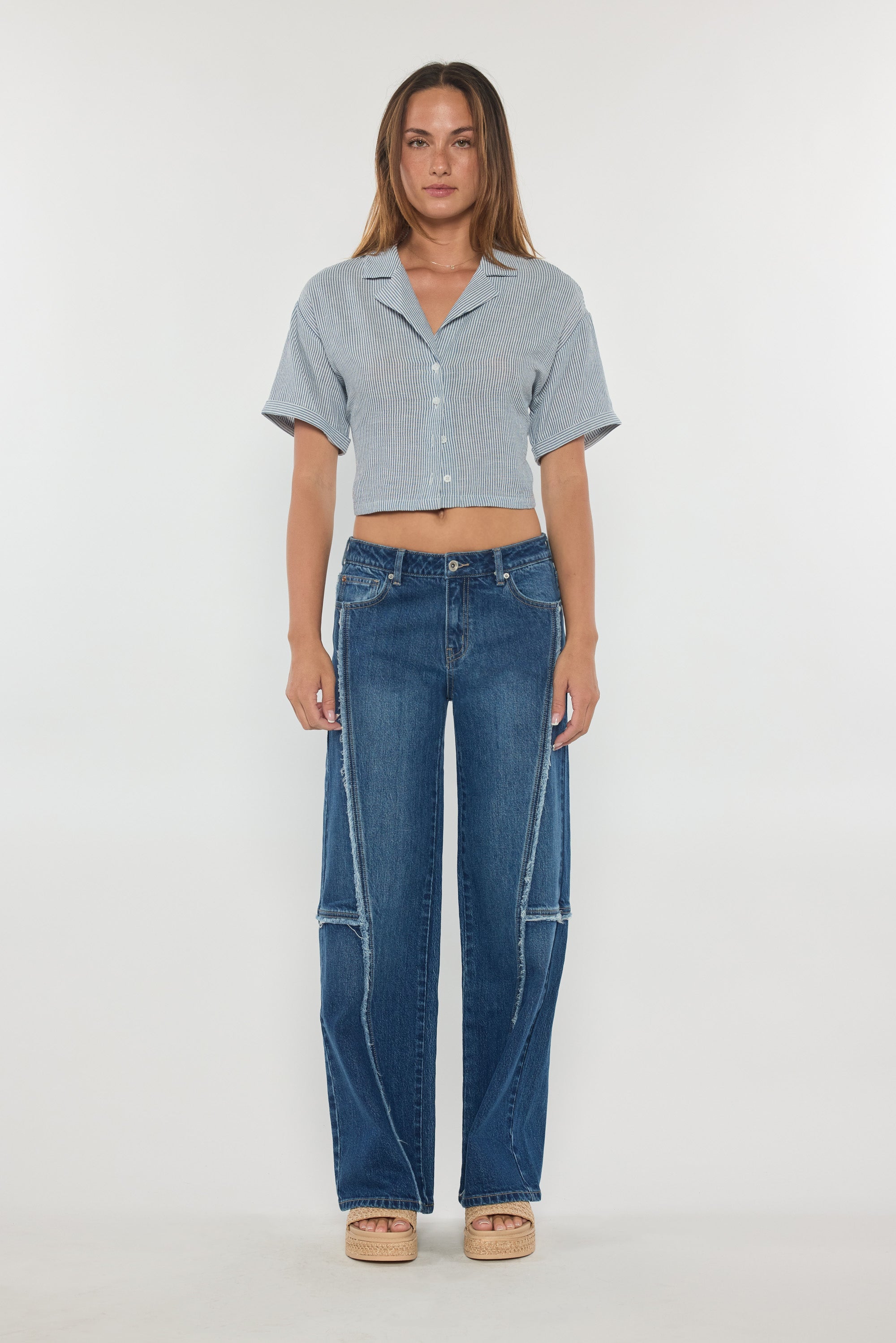 Women's wide-leg jeans in blue denim, perfect for casual outings