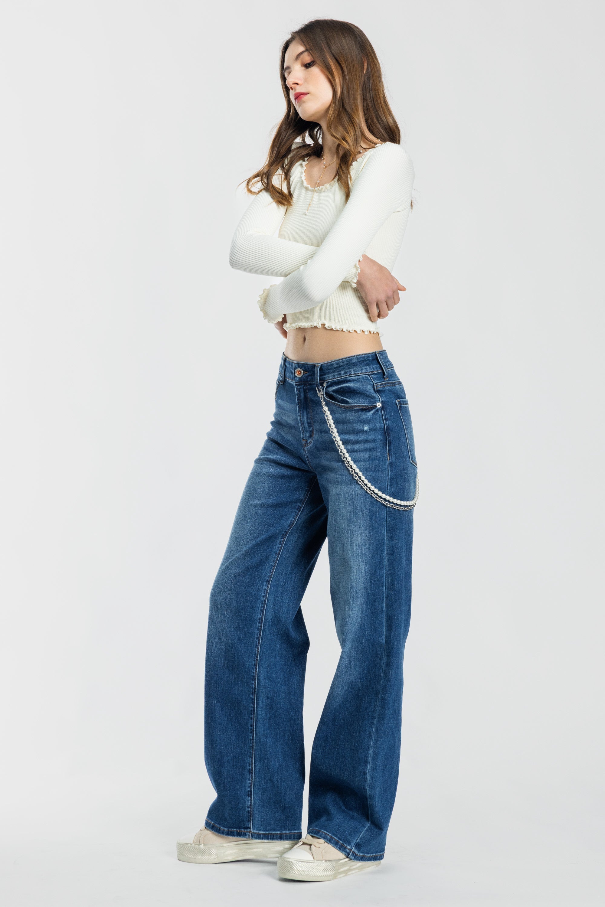 Women's blue wide-leg jeans with chain detail for casual wear