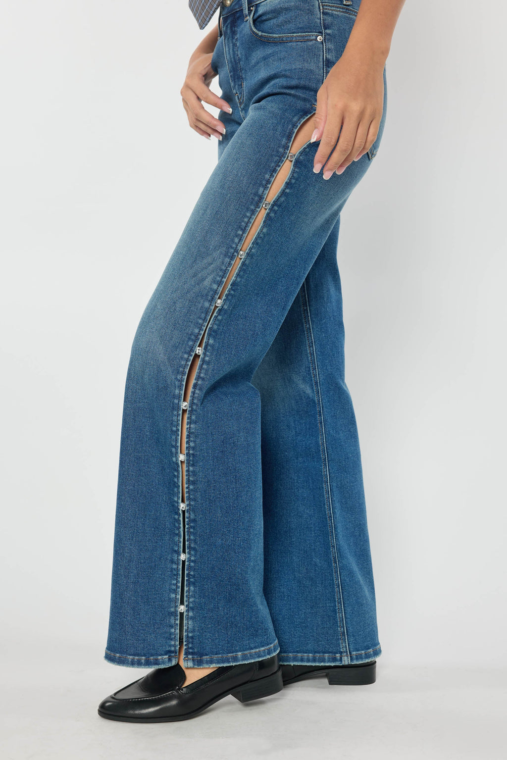 Women's wide-leg jeans in blue denim, stylish and comfortable for casual wear.