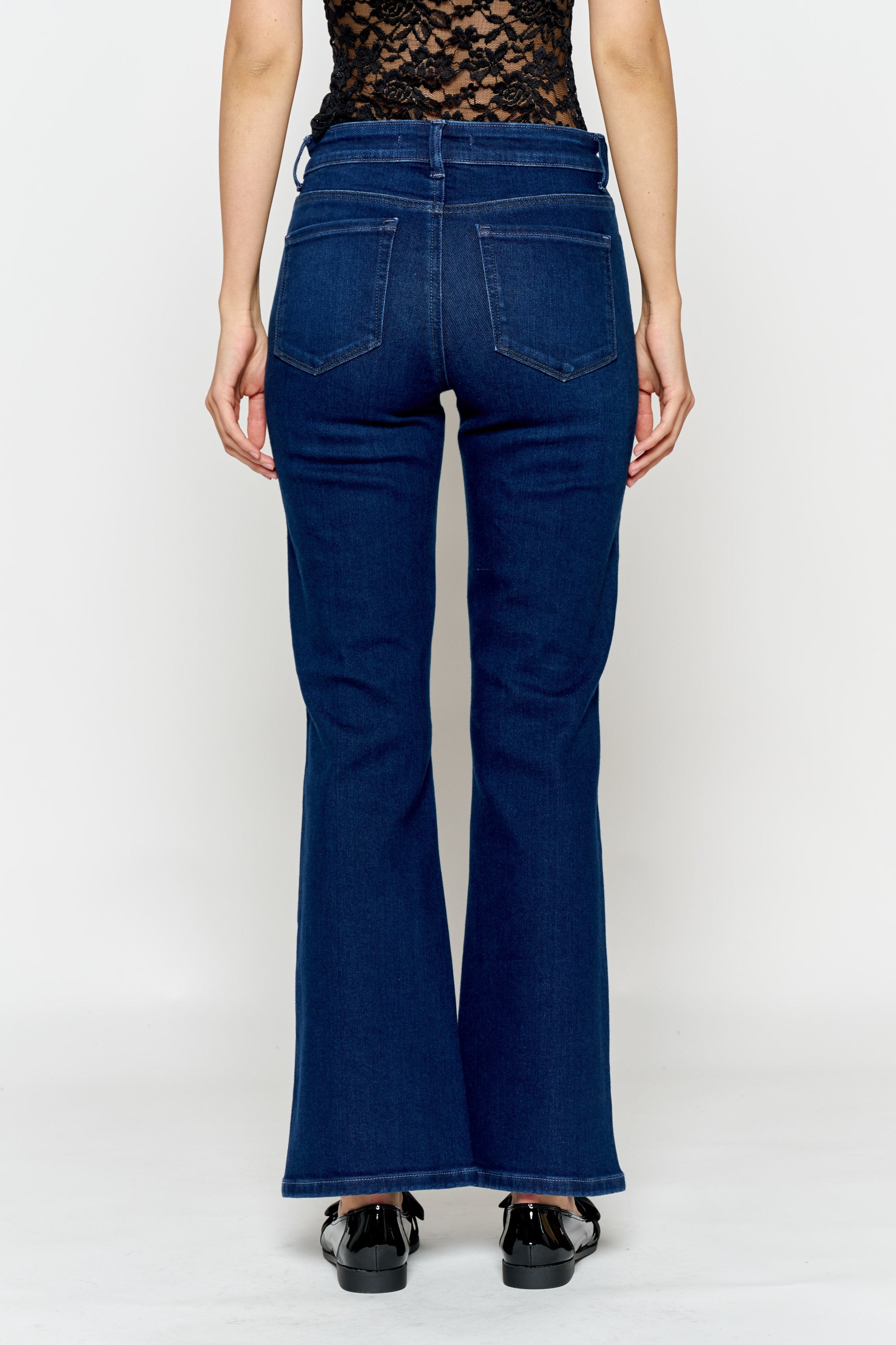 Women's wide-leg jeans in dark blue, perfect for casual wear