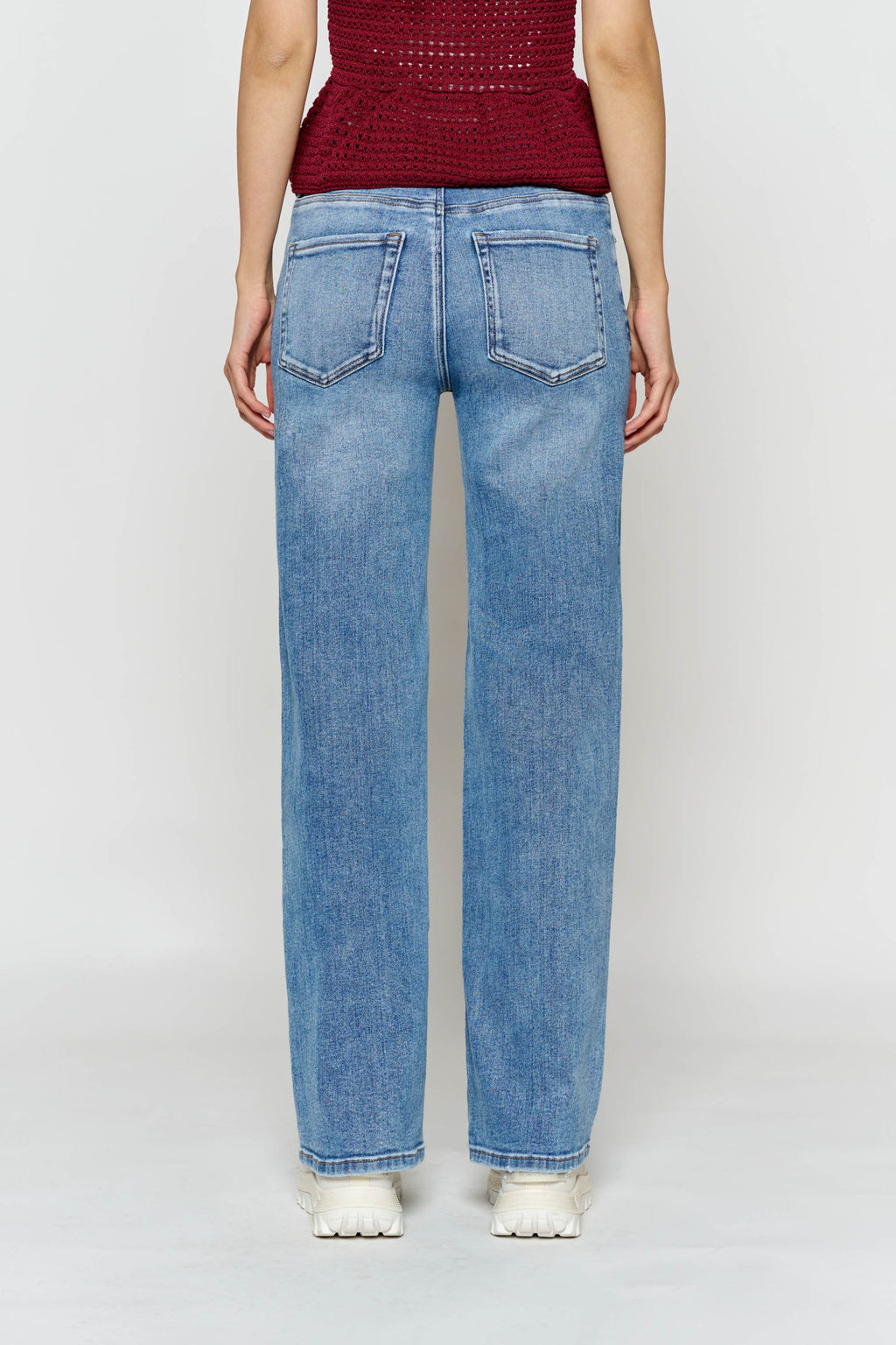 Women's wide-leg jeans in light blue denim, perfect for casual wear