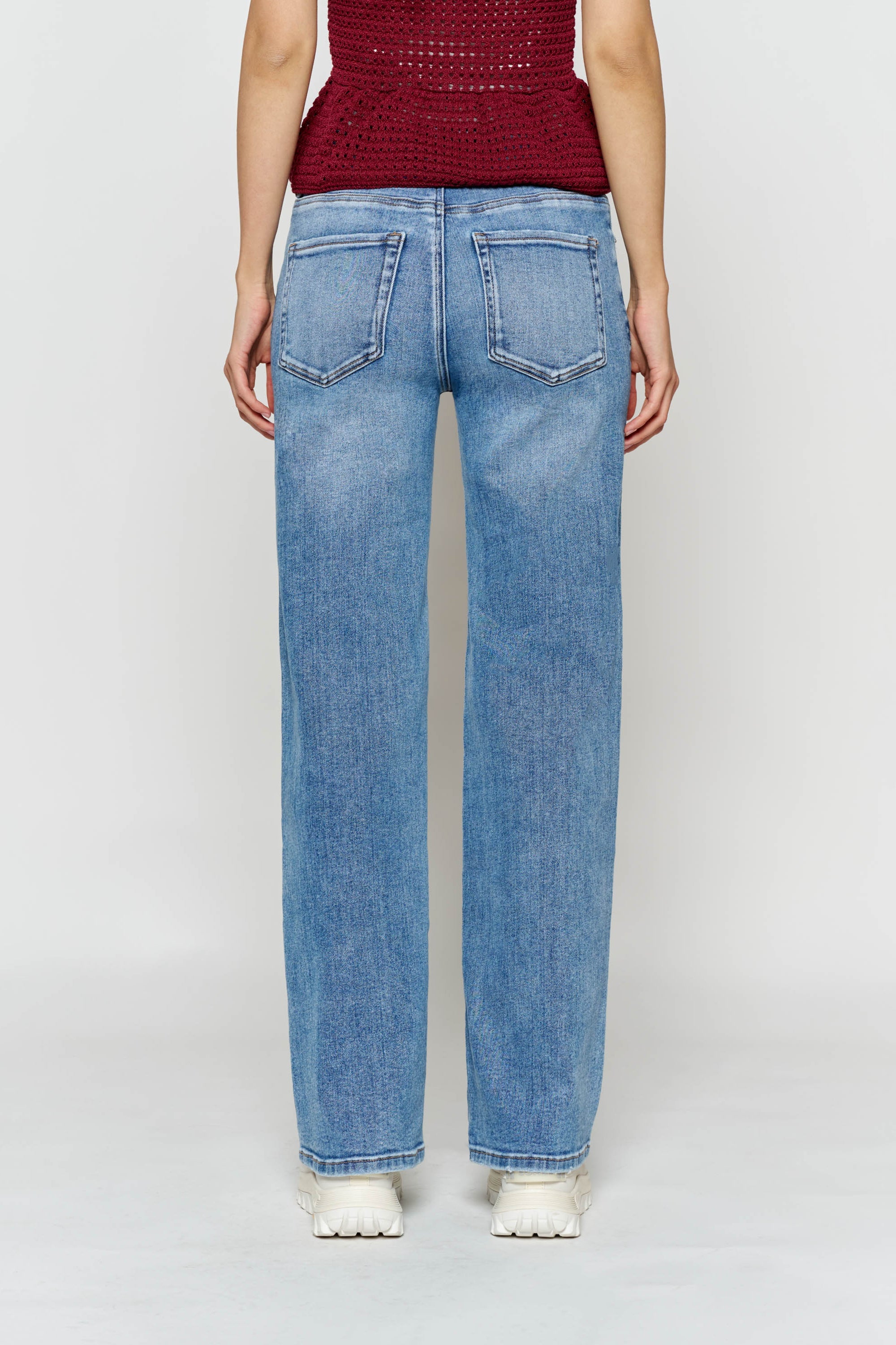 Women's wide-leg jeans in light blue denim, perfect for casual wear