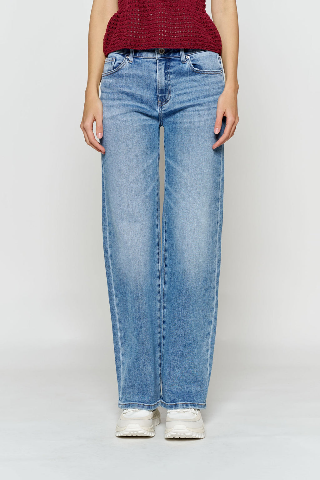 Women's light blue wide-leg jeans, perfect for casual outings