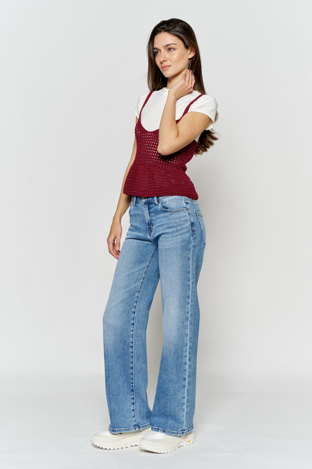 Women's wide-leg jeans in light blue denim, perfect for casual outings