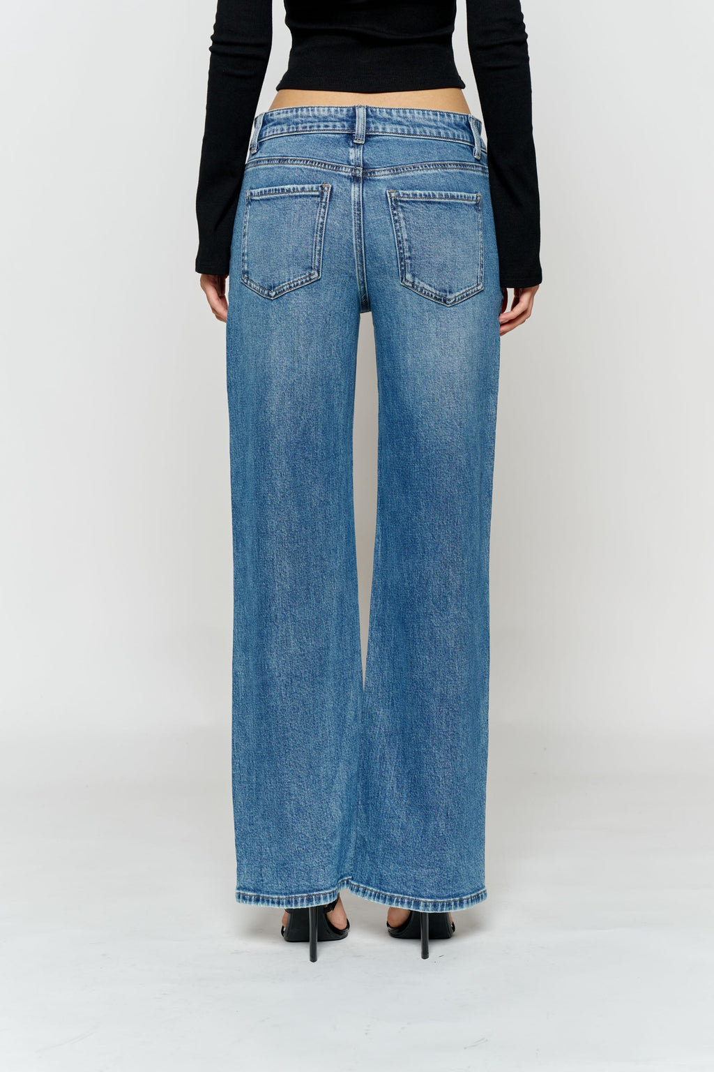 Women's blue wide-leg jeans, comfortable fit for casual outings