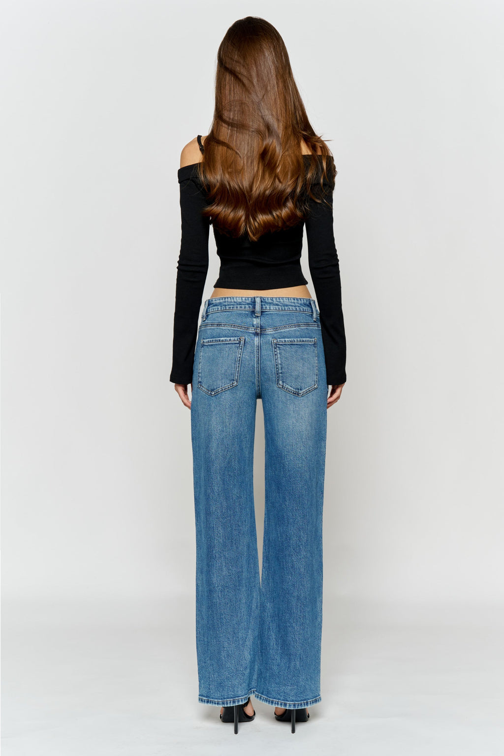 Women's blue wide-leg jeans for a stylish casual look