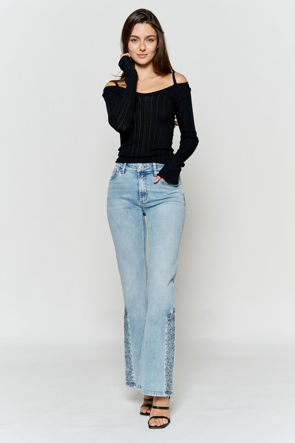 Women's wide-leg jeans in light blue for casual outings