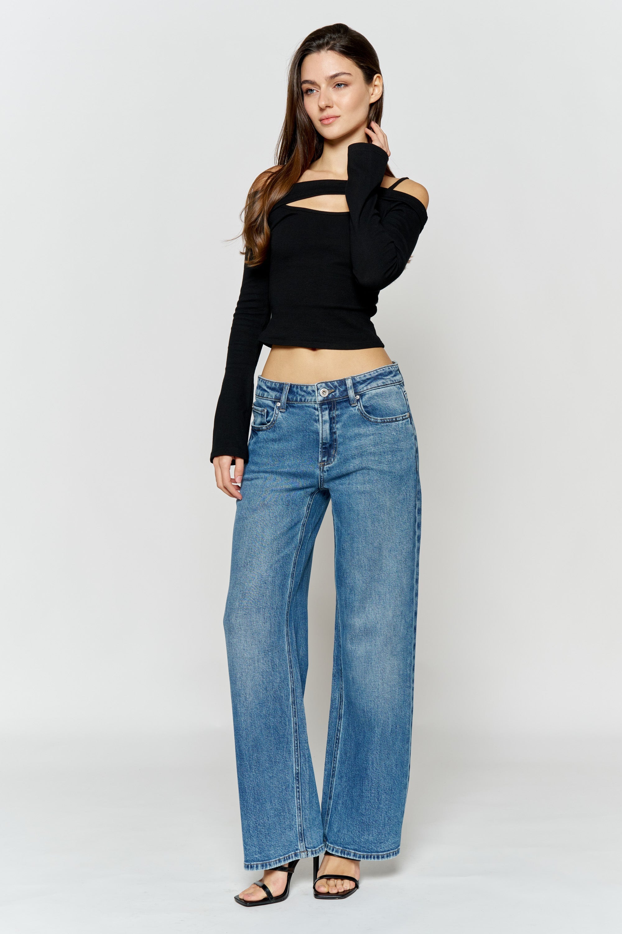 Women's wide-leg jeans in light blue denim, stylish for casual outings