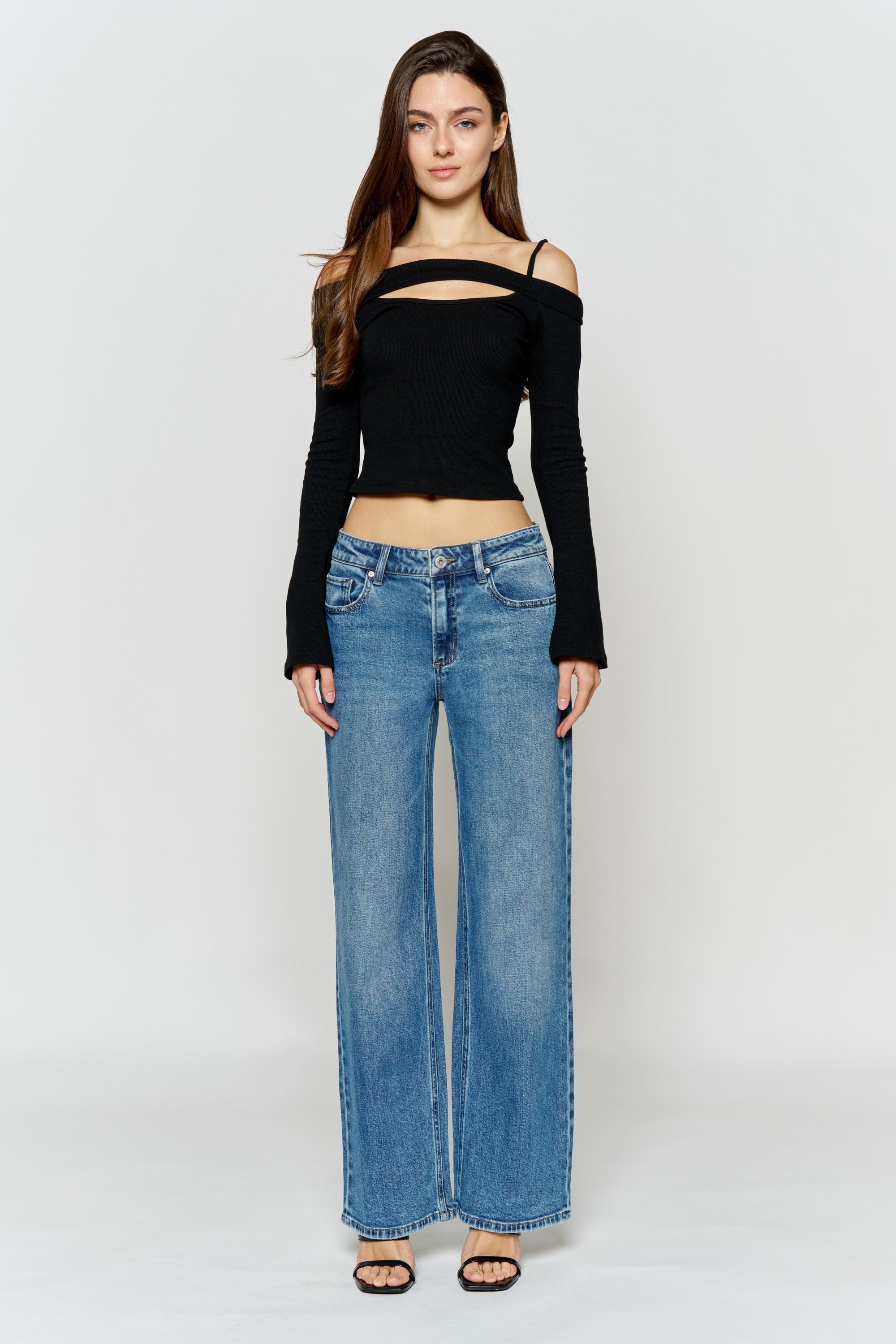 Women's wide-leg jeans in light blue, casual everyday wear