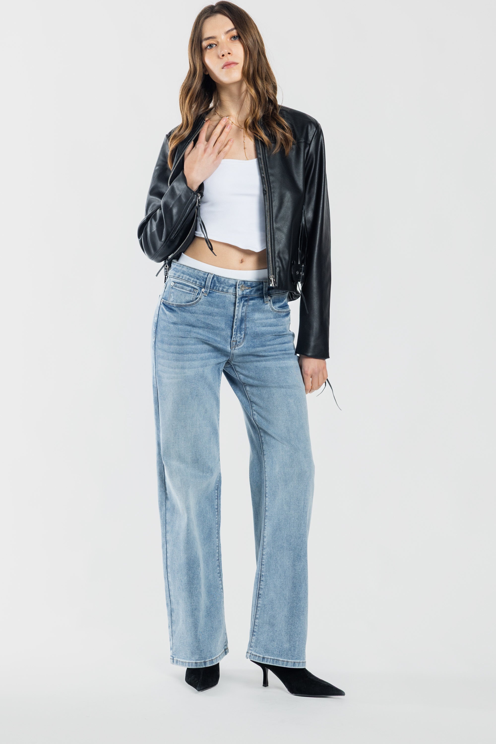 Women's wide-leg jeans in light blue for casual wear
