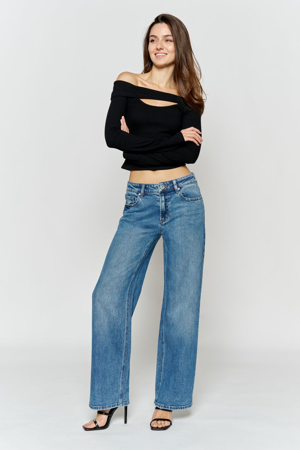 Women's wide-leg jeans in light blue, perfect for casual outings
