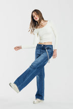 Women's wide-leg jeans in blue denim, perfect for casual outings