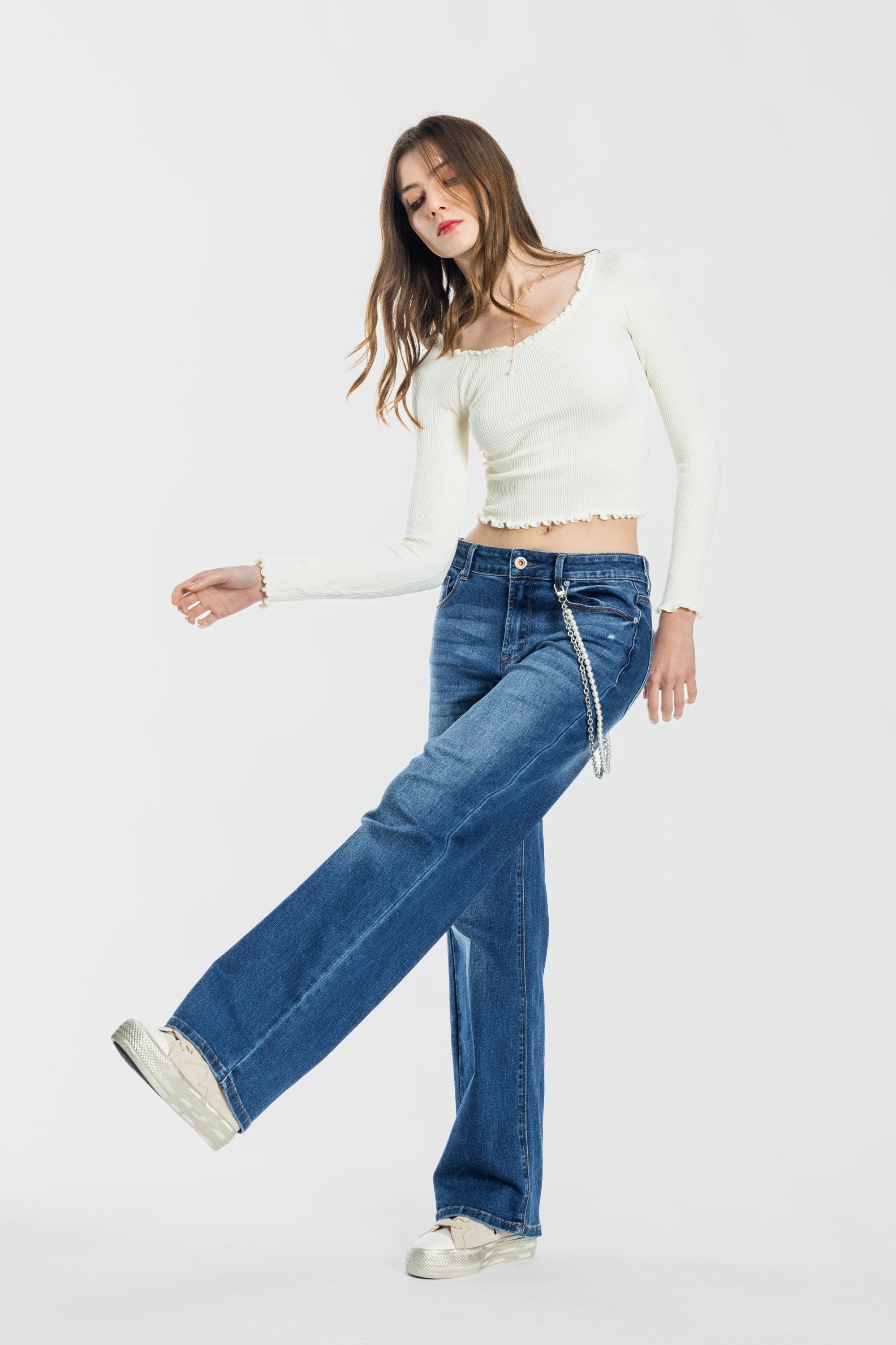 Women's wide-leg jeans in blue denim, perfect for casual outings