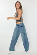 Women's wide-leg jeans in light blue denim, perfect for casual outfits