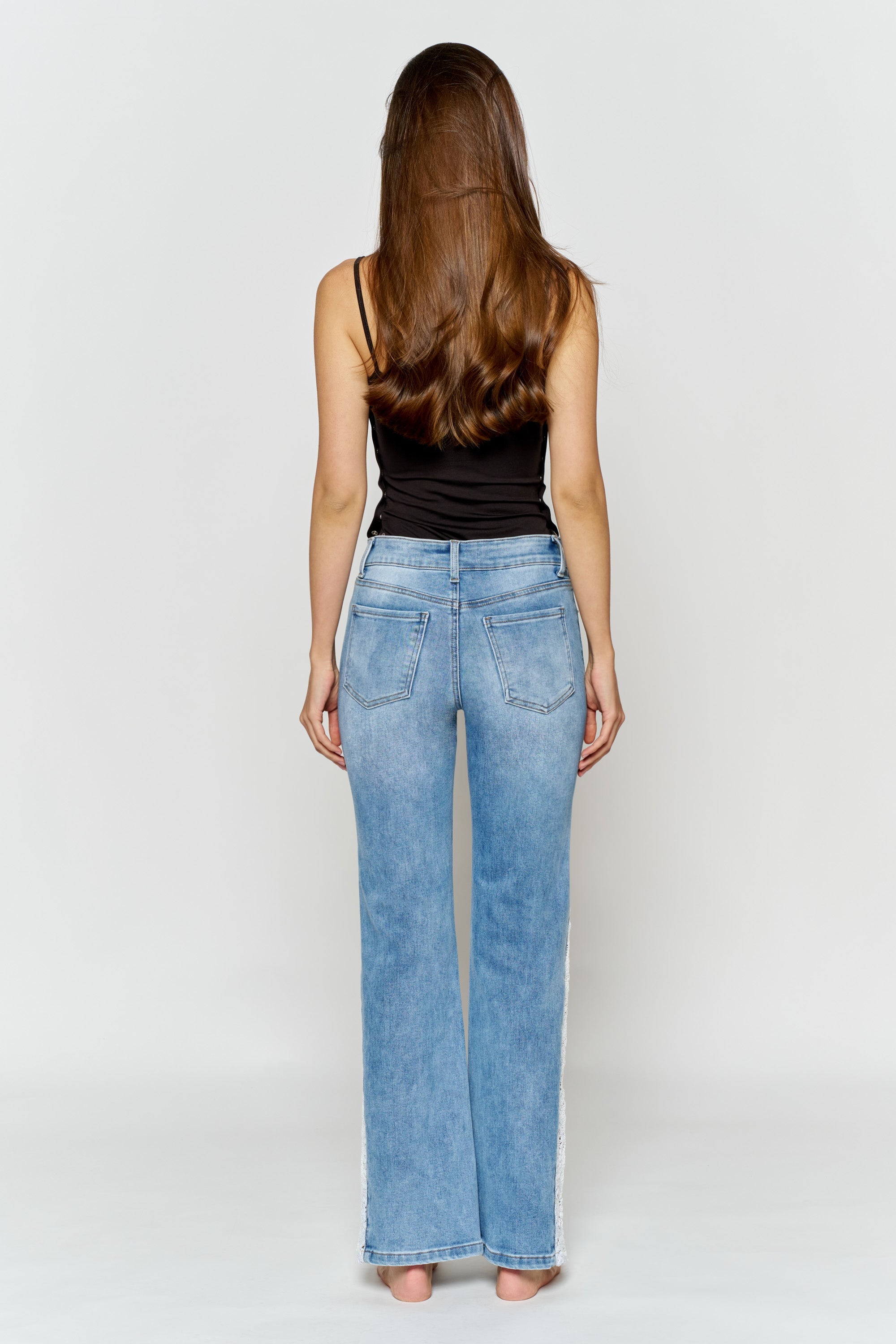 Women's wide-leg jeans in light blue, perfect for casual outings